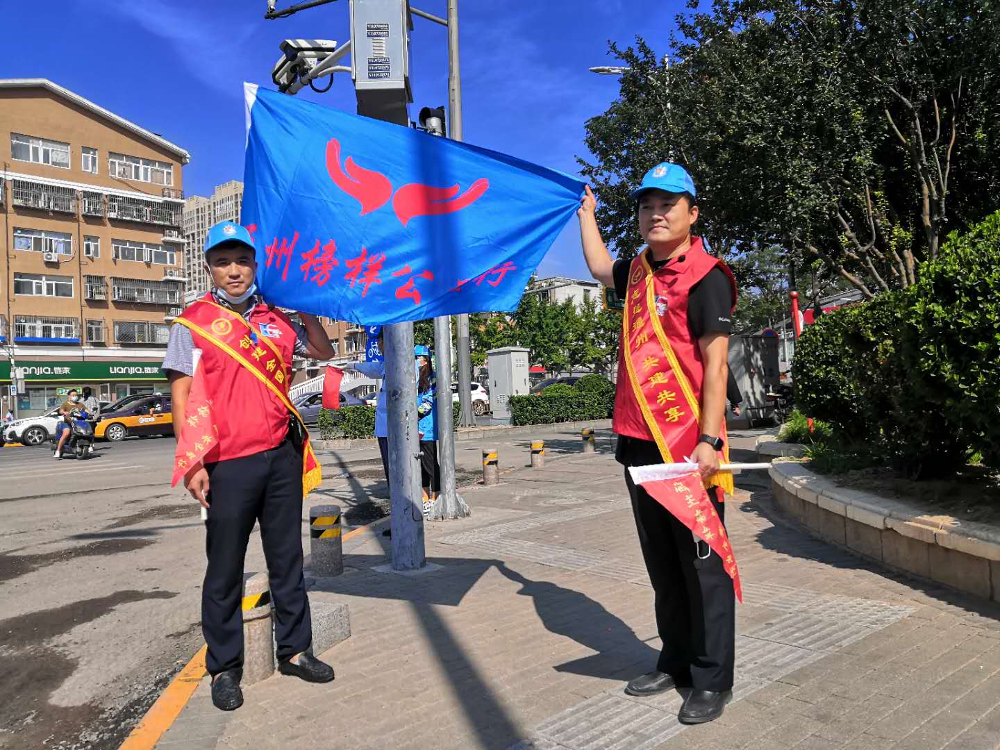 <strong>上舔到下面水多舒服手指插进去嫂子</strong>